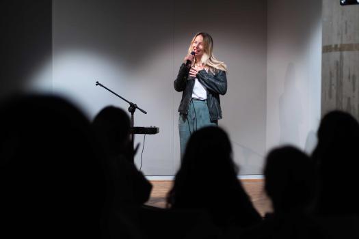 Le concert d’Almée à la bibliothèque centrale (7 février). Crédit Nasser Berzane