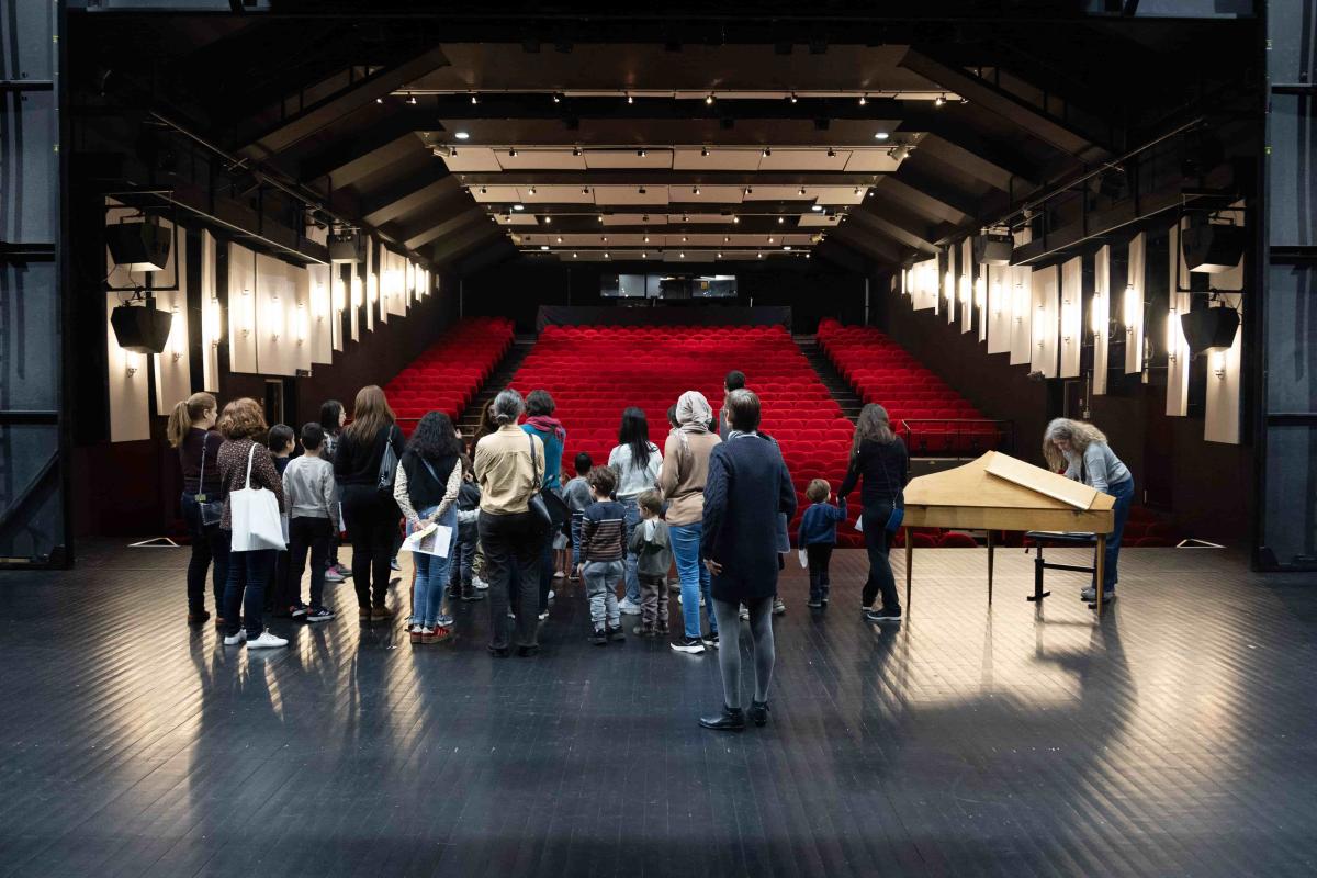 Les coulisses du théâtre Jacques Carat sous le signe des comptines (12 février). Crédit Nasser Berzane