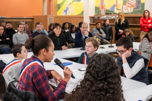 Installation des nouveaux membres du conseil des enfants (8 février). Crédit Henri Perrot